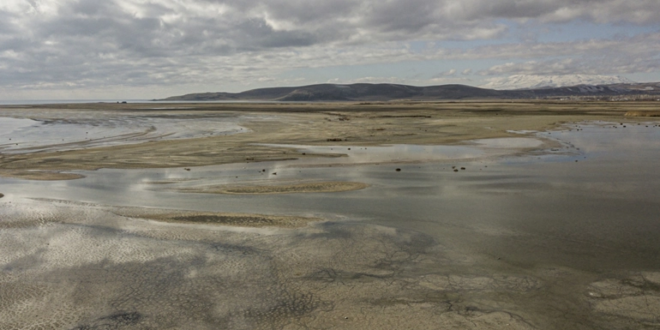 مداخن الجنيات الغارقة تظهر على شواطئ بحيرة وان في تركيا
