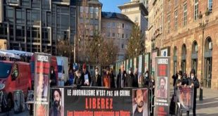 نشطاء يحتجون أمام البرلمان الأوروبي للمطالبة بالإفراج الفوري عن الصحفيين والمعتقلين السياسيين بالمغرب