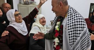 انتظر أربعة عقود ليعانق والدته.. الأسير الفلسطيني ماهر يونس حراً