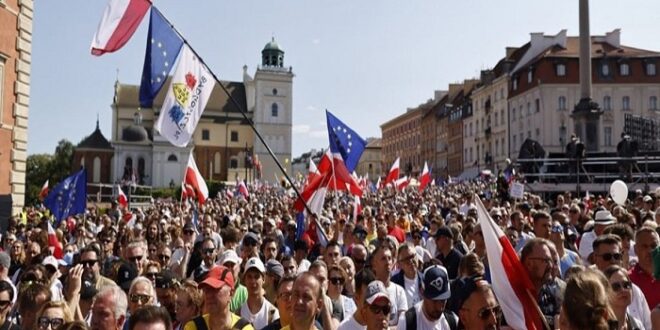 نصف مليون بولندي يتظاهرون ضد الحكومة في وارسو.. فيديو